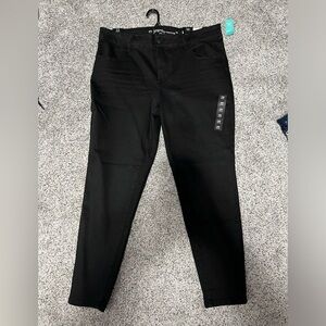 NWT 16w short black Maurice’s Jean